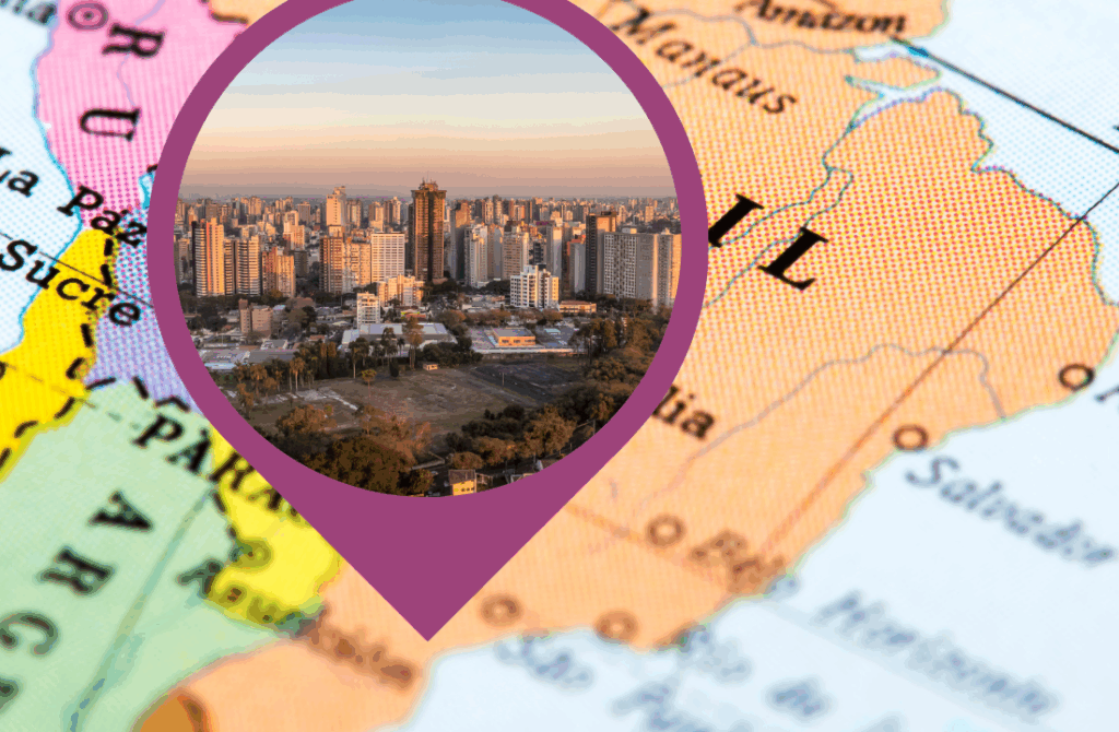 La imagen muestra la ciudad de Curitiba, Brasil, resaltada en un mapa de América del Sur.