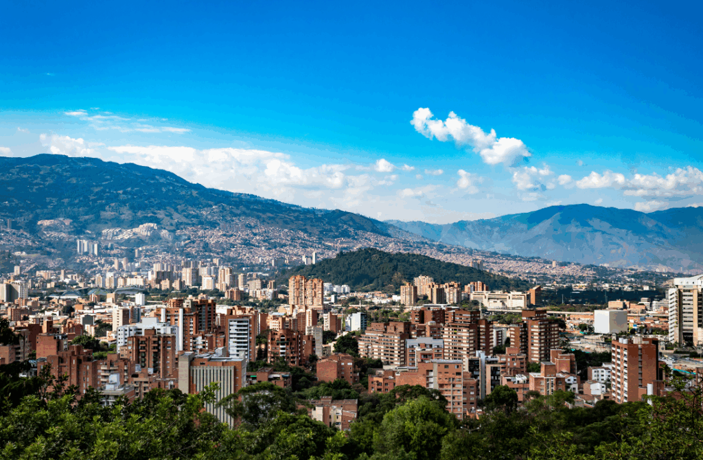Esta es una vista panorámica de la ciudad de Medellín, Colombia.