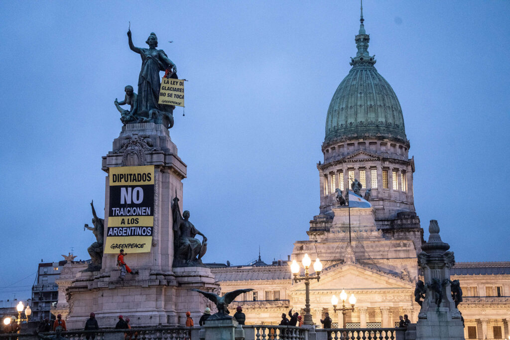 Argentina reforma la Ley de Glaciares, poniendo en riesgo el agua de 7 millones de personas. Multinacionales mineras avanzan sobre 16.968 reservas hídricas clave.
